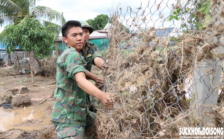 Bộ đội xắn quần lội bùn giúp dân dựng lại cuộc sống sau lũ- Ảnh 5.