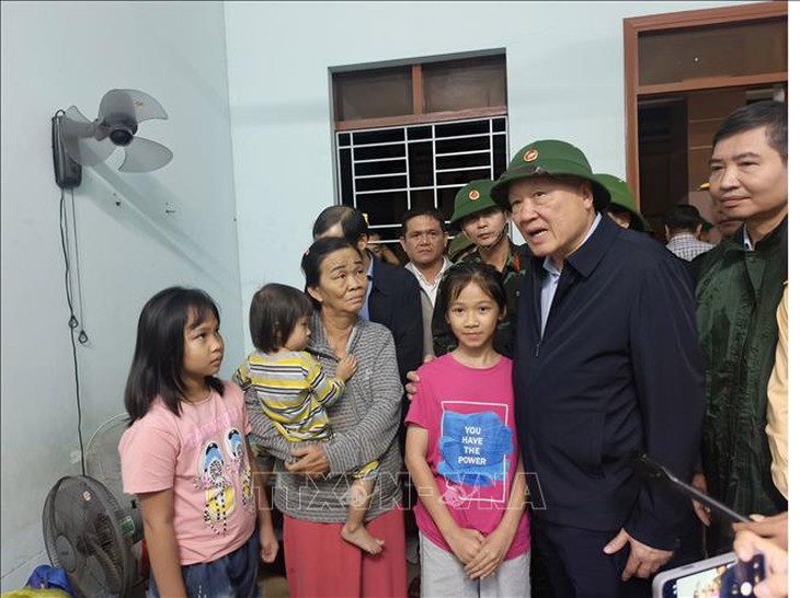 Phó Thủ tướng Thường trực Nguyễn Hòa Bình thăm, tặng quà nhân dân vùng lũ Đắk Lắk- Ảnh 2.