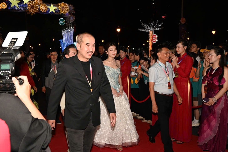 Vợ chồng Lý Hải và dàn sao 'Mưa đỏ' gây chú ý thảm đỏ Liên hoan phim Việt Nam- Ảnh 13. Vợ chồng Lý Hải và dàn sao 'Mưa đỏ' gây chú ý thảm đỏ Liên hoan phim Việt Nam- Ảnh 13.
