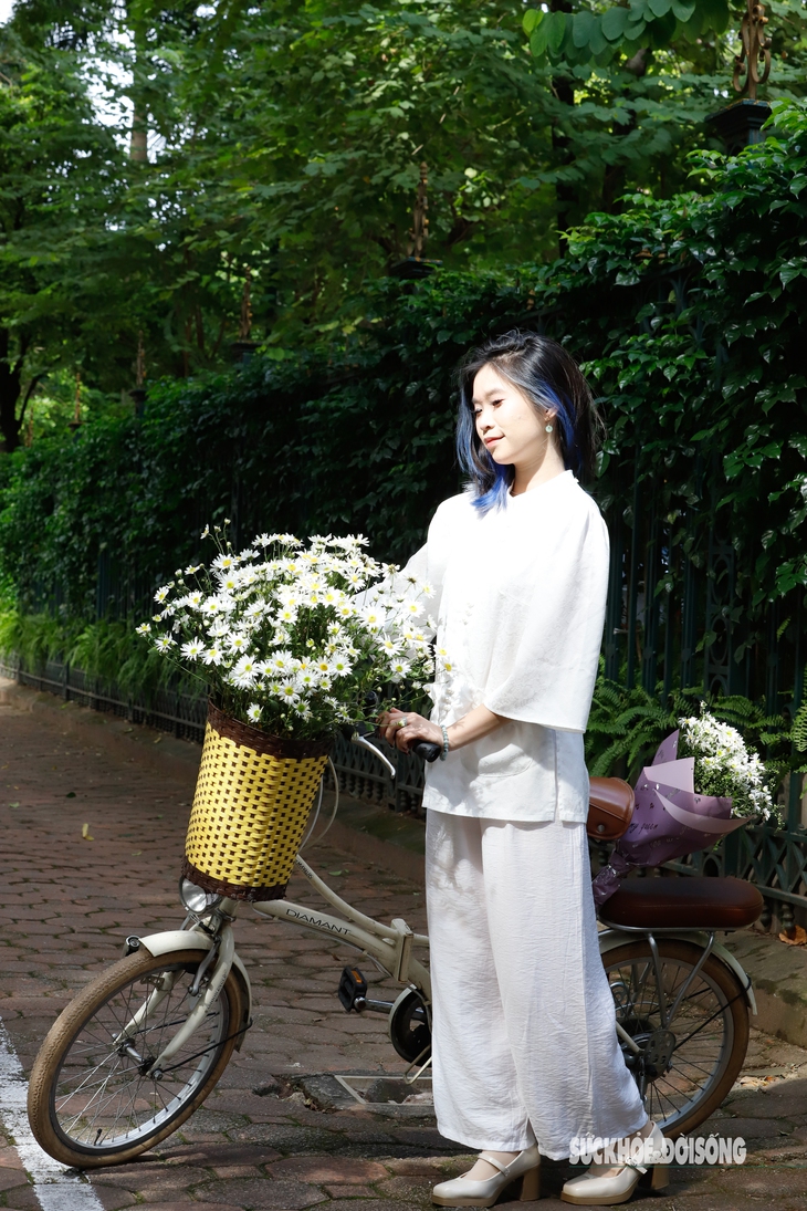 Hà Nội dịu dàng mùa hoa 'gọi đông'- Ảnh 1. Hà Nội dịu dàng mùa hoa 'gọi đông'- Ảnh 1.