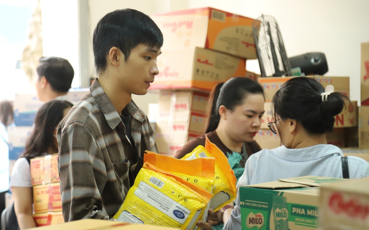 TPHCM chung sức, đồng lòng hỗ trợ Khánh Hòa khắc phục thiệt hại do mưa lũ- Ảnh 4.