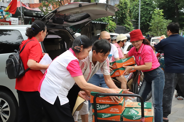 TPHCM chuyển 50 tỷ đồng cùng 211 tấn hàng hỗ trợ Khánh Hoà khắc phục bão lũ- Ảnh 4. TPHCM chuyển 50 tỷ đồng cùng 211 tấn hàng hỗ trợ Khánh Hoà khắc phục bão lũ- Ảnh 4.