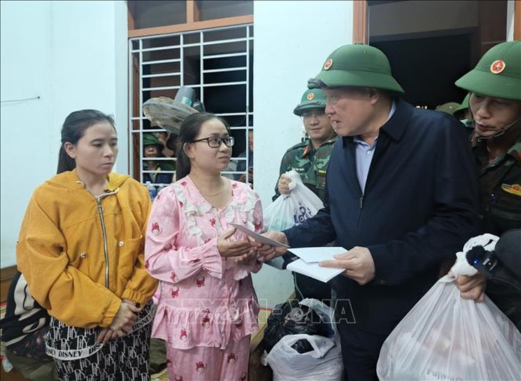 Phó Thủ tướng Thường trực Nguyễn Hòa Bình thăm, tặng quà nhân dân vùng lũ Đắk Lắk- Ảnh 3.