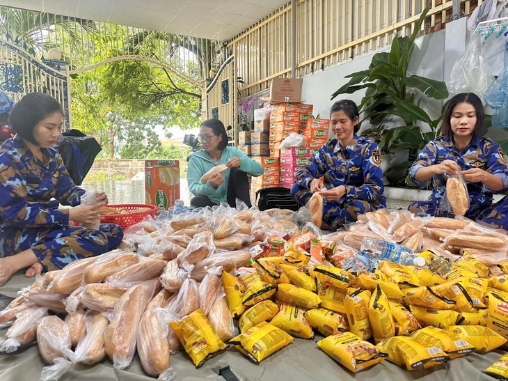 Bộ đội hải quân trao hàng ngàn suất quà cho người dân vùng lũ- Ảnh 1.