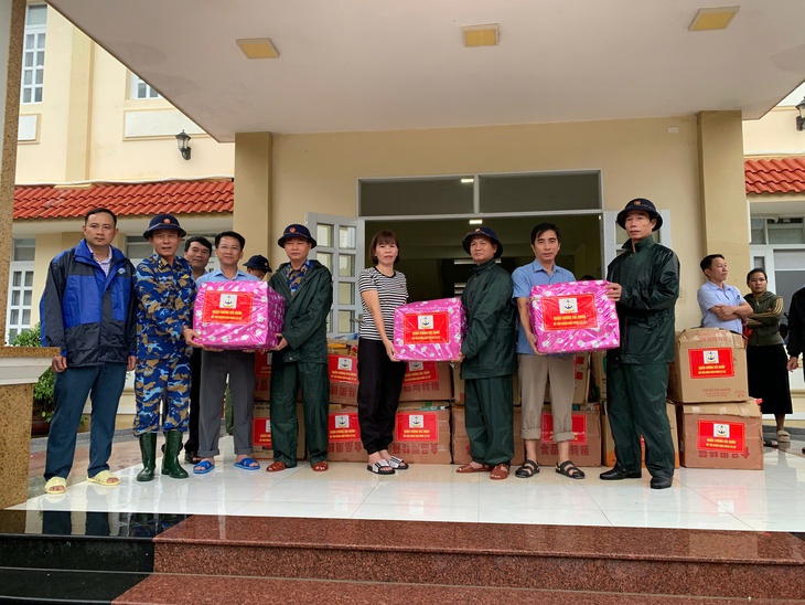 Bộ đội hải quân trao hàng ngàn suất quà cho người dân vùng lũ- Ảnh 4.