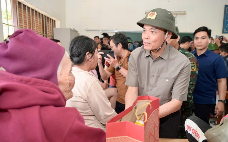Học viên Hải quân dọn bùn đất giúp người dân vùng lũ - Ảnh 9.