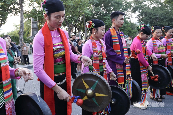 Điệu múa cồng chiêng của dân tộc Mường làm say lòng du khách giữa phố cổ Hà Nội- Ảnh 1. Điệu múa cồng chiêng của dân tộc Mường làm say lòng du khách giữa phố cổ Hà Nội- Ảnh 1.