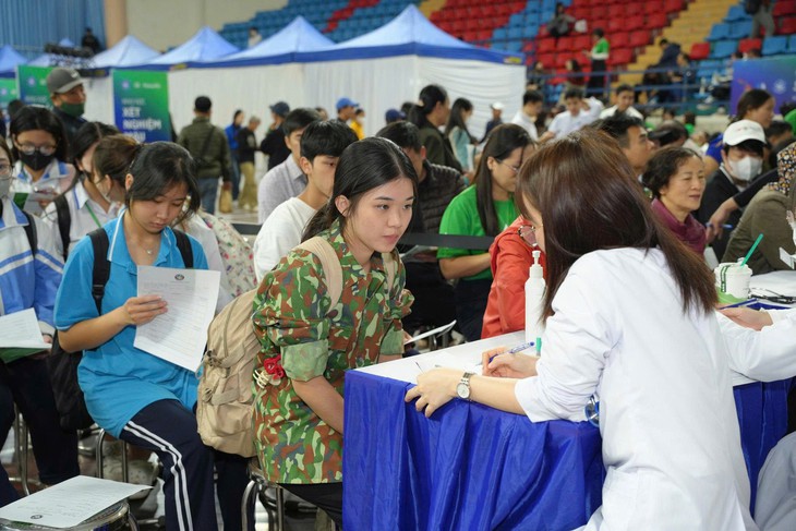 Khám sức khỏe, sàng lọc ung thư tiêu hóa cho hơn 1.000 người dân thành phố Cảng- Ảnh 3.