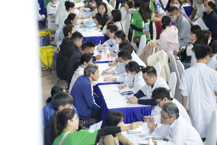 Khám sức khỏe, sàng lọc ung thư tiêu hóa cho hơn 1.000 người dân thành phố Cảng- Ảnh 2.