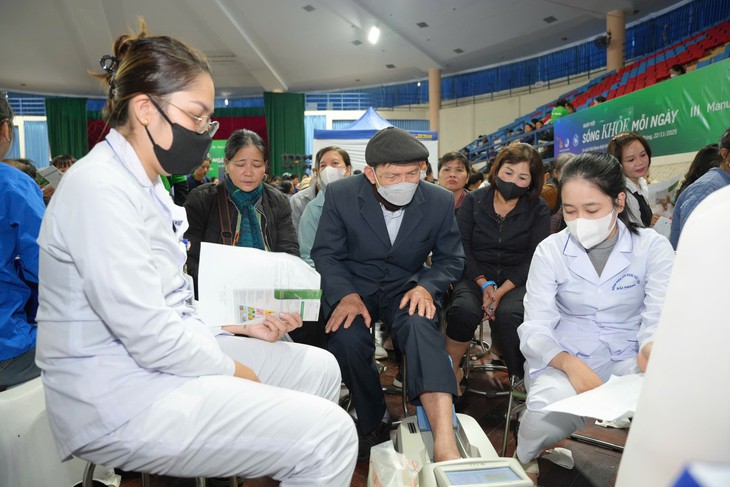 Khám sức khỏe, sàng lọc ung thư tiêu hóa cho hơn 1.000 người dân thành phố Cảng- Ảnh 6.