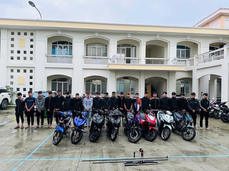 Hơn 20 thanh thiếu niên mang hung khí náo loạn Đà Nẵng lúc nửa đêm, 6 người bị tạm giam- Ảnh 1. Hơn 20 thanh thiếu niên mang hung khí náo loạn Đà Nẵng lúc nửa đêm, 6 người bị tạm giam- Ảnh 1.