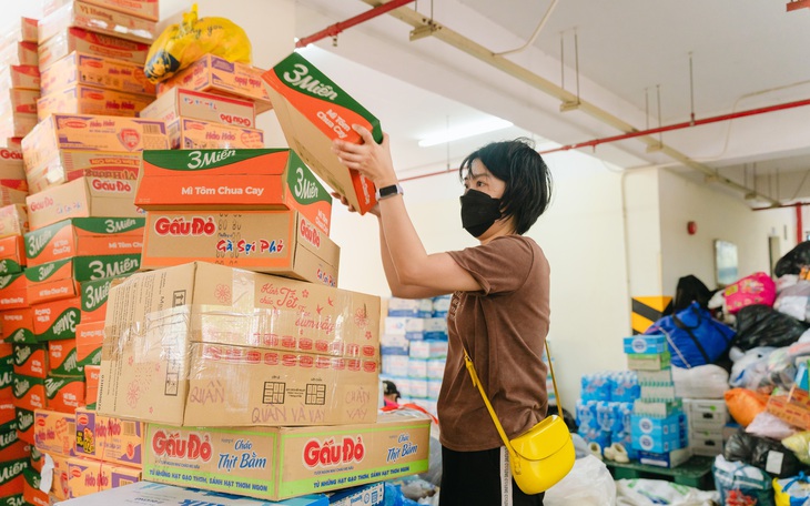 TPHCM chuyển 50 tỷ đồng cùng 211 tấn hàng hỗ trợ Khánh Hoà khắc phục bão lũ