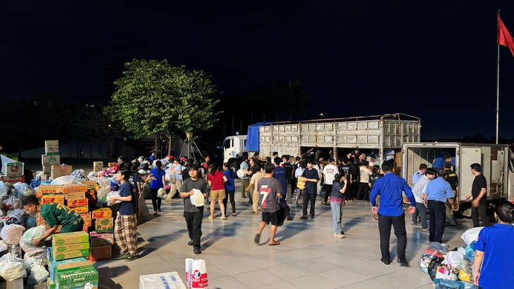 TPHCM chuyển 50 tỷ đồng cùng 211 tấn hàng hỗ trợ Khánh Hoà khắc phục bão lũ- Ảnh 1. TPHCM chuyển 50 tỷ đồng cùng 211 tấn hàng hỗ trợ Khánh Hoà khắc phục bão lũ- Ảnh 1.