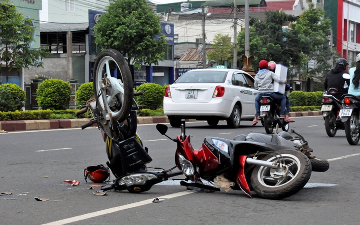 Tai nạn liên hoàn tại Hà Nội: Hành khách mắc kẹt trong ô tô được cứu sống- Ảnh 1.