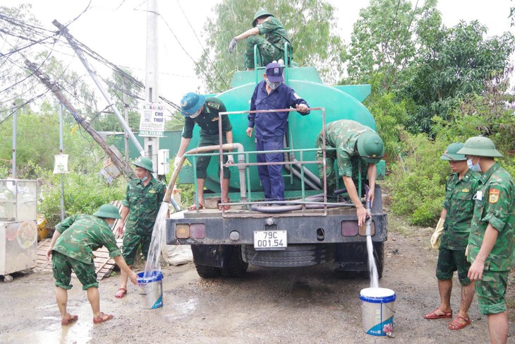 Bộ đội Biên phòng vận chuyển&nbsp;nước sạch miễn phí giúp hơn 100 hộ dân vùng lũ