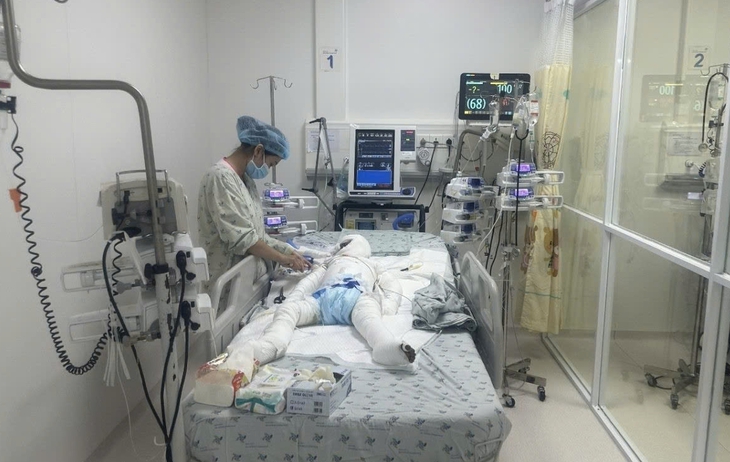 Bé trai ở Tây Ninh bị cha đổ xăng phóng hoả đã khoẻ lại- Ảnh 1.