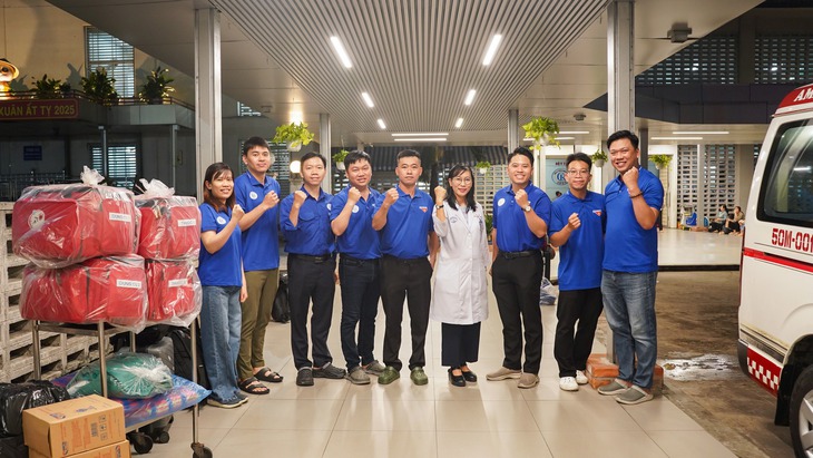 Bệnh viện Chợ Rẫy lên đường vào tâm lũ, hỗ trợ đồng bào miền Trung- Ảnh 1. Bệnh viện Chợ Rẫy lên đường vào tâm lũ, hỗ trợ đồng bào miền Trung- Ảnh 1.