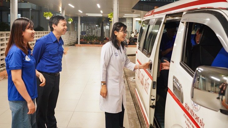 Bệnh viện Chợ Rẫy lên đường vào tâm lũ, hỗ trợ đồng bào miền Trung- Ảnh 5. Bệnh viện Chợ Rẫy lên đường vào tâm lũ, hỗ trợ đồng bào miền Trung- Ảnh 5.