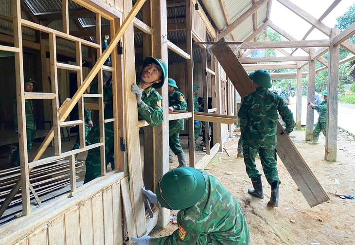 Biên phòng hóa 'thần đèn', di dời hàng chục ngôi nhà ra khỏi vùng sạt lở- Ảnh 3.