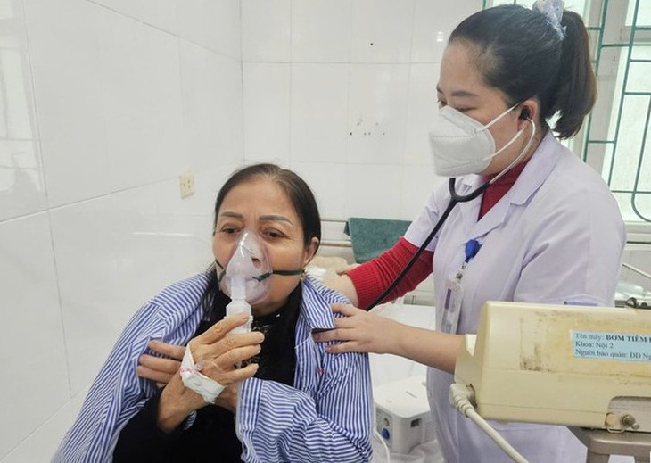 Bác sĩ khuyến cáo phòng bệnh cho người già và trẻ em khi nhiệt độ giảm mạnh- Ảnh 2. Bác sĩ khuyến cáo phòng bệnh cho người già và trẻ em khi nhiệt độ giảm mạnh- Ảnh 2.