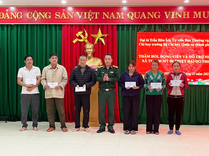 Hai vợ chồng bồng con chạy lũ, khi trở về ngôi nhà chỉ còn đống đổ nát- Ảnh 4.