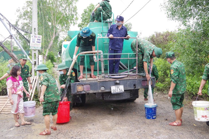 Bộ đội Biên phòng vận chuyển nước sạch miễn phí giúp hơn 100 hộ dân vùng lũ- Ảnh 3. Bộ đội Biên phòng vận chuyển nước sạch miễn phí giúp hơn 100 hộ dân vùng lũ- Ảnh 3.