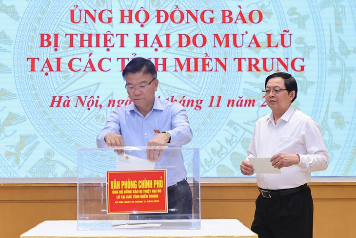 Thủ tướng, lãnh đạo Chính phủ quyên góp ủng hộ đồng bào miền Trung bị thiệt hại do lũ lụt- Ảnh 5.