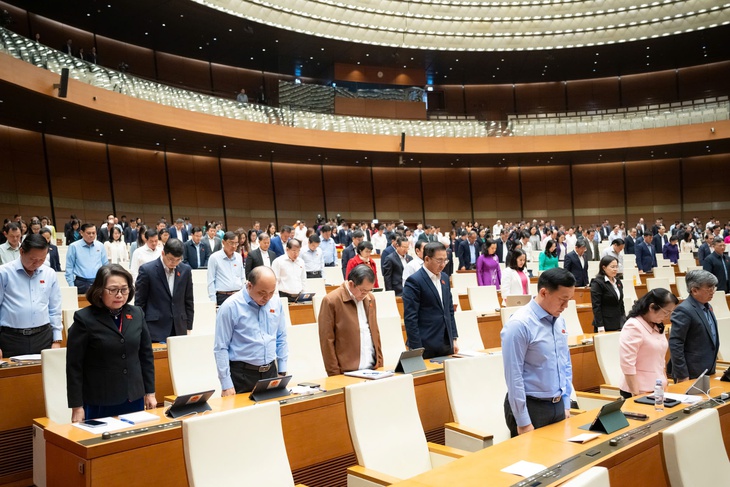Quốc hội tưởng niệm người tử vong do thiên tai, lũ lụt và quyên góp ủng hộ khắc phục hậu quả thiên tai- Ảnh 2. Quốc hội tưởng niệm người tử vong do thiên tai, lũ lụt và quyên góp ủng hộ khắc phục hậu quả thiên tai- Ảnh 2.