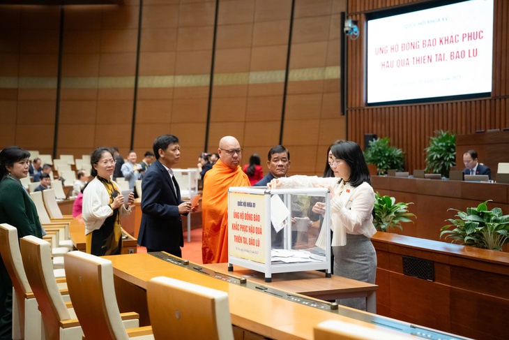 Quốc hội tưởng niệm người tử vong do thiên tai, lũ lụt và quyên góp ủng hộ khắc phục hậu quả thiên tai- Ảnh 7. Quốc hội tưởng niệm người tử vong do thiên tai, lũ lụt và quyên góp ủng hộ khắc phục hậu quả thiên tai- Ảnh 7.
