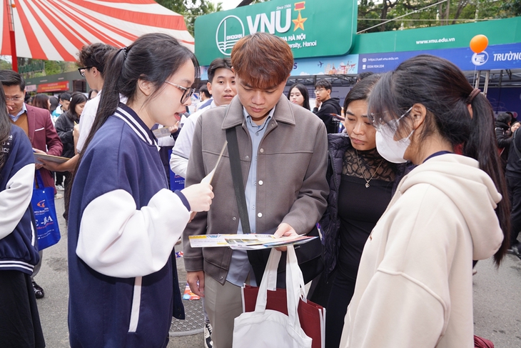 Nhiều trường đại học 'khai tử' tổ hợp truyền thống, siết chặt xét tuyển học bạ- Ảnh 1. Nhiều trường đại học 'khai tử' tổ hợp truyền thống, siết chặt xét tuyển học bạ- Ảnh 1.