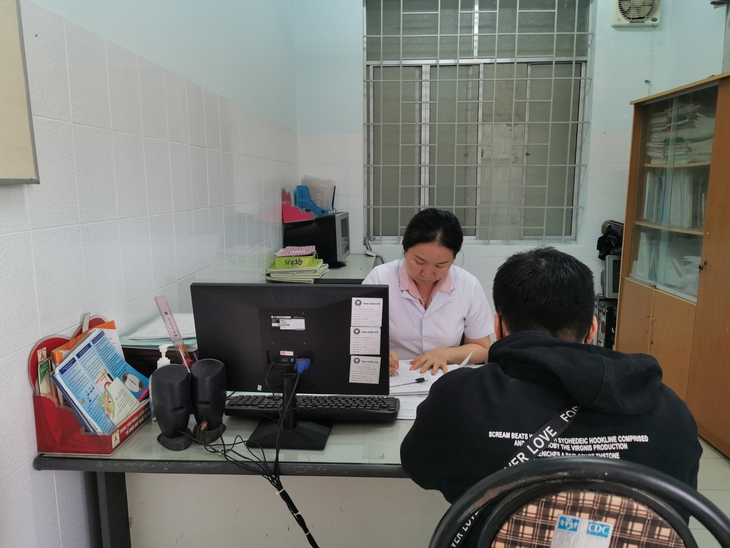 Người nhiễm HIV ở Khánh Hòa an tâm điều trị bằng thuốc ARV để có sức khỏe ổn định- Ảnh 2. Người nhiễm HIV ở Khánh Hòa an tâm điều trị bằng thuốc ARV để có sức khỏe ổn định- Ảnh 2.