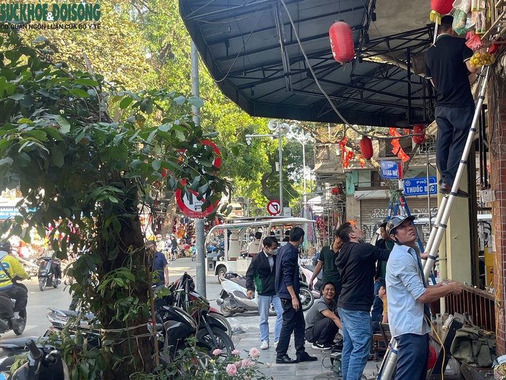Người dân tất bật tháo dỡ mái che vỉa hè phố Hàng Mã- Ảnh 1.