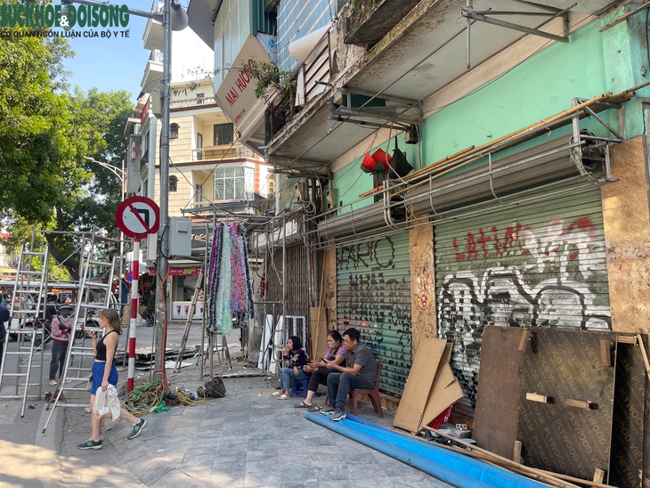 Người dân tất bật tháo dỡ mái che vỉa hè phố Hàng Mã- Ảnh 3.