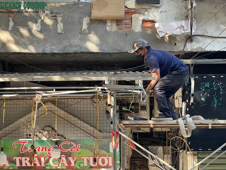 Người dân tất bật tháo dỡ mái che vỉa hè phố Hàng Mã- Ảnh 4.