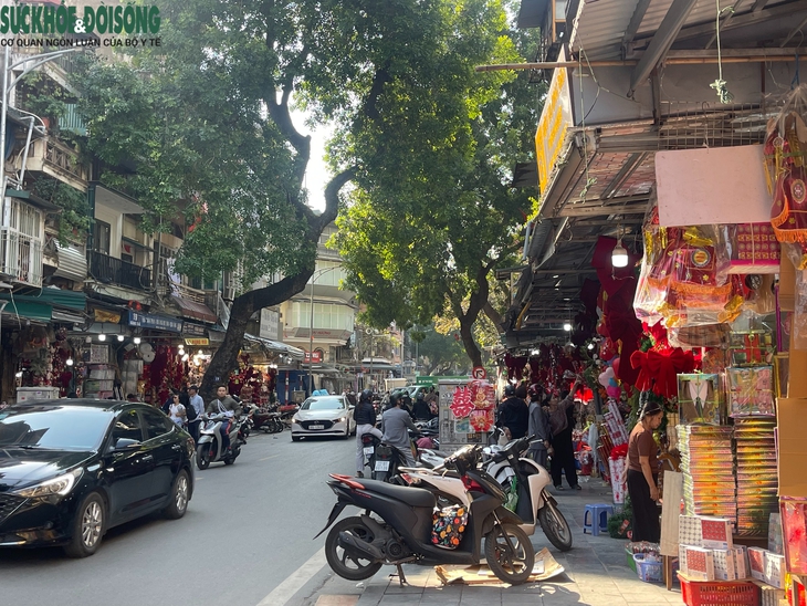 Người dân tất bật tháo dỡ mái che vỉa hè phố Hàng Mã- Ảnh 8.