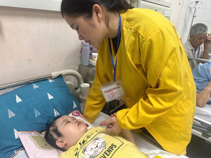 Xót xa hoàn cảnh của bé gái 7 tuổi ở Cao Bằng với hành trình 6 năm chiến đấu với căn bệnh quái ác- Ảnh 3. Xót xa hoàn cảnh của bé gái 7 tuổi ở Cao Bằng với hành trình 6 năm chiến đấu với căn bệnh quái ác- Ảnh 3.