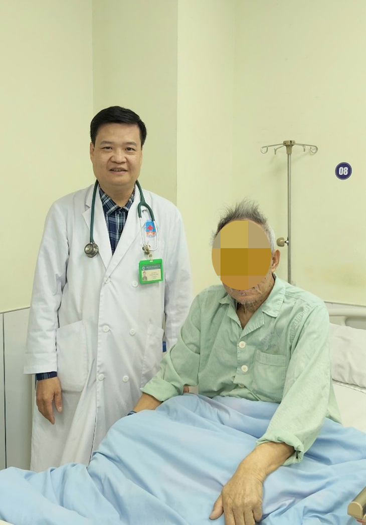 Cứu sống cụ ông 81 tuổi mắc ca bệnh kép siêu hiếm gặp, tỷ lệ chỉ 0,2%- Ảnh 1.