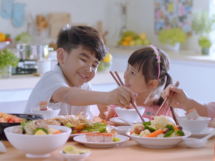 Xây dựng thói quen ăn uống lành mạnh cho trẻ - Khởi đầu từ bữa ăn gia đình- Ảnh 2. Xây dựng thói quen ăn uống lành mạnh cho trẻ - Khởi đầu từ bữa ăn gia đình - Ảnh 1.