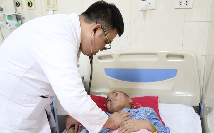 Cứu sống cụ ông 81 tuổi mắc ca bệnh kép siêu hiếm gặp, tỷ lệ chỉ 0,2%- Ảnh 3.