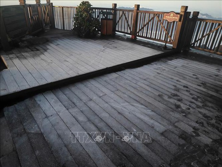 Băng giá phủ trắng đỉnh Fansipan- Ảnh 3.