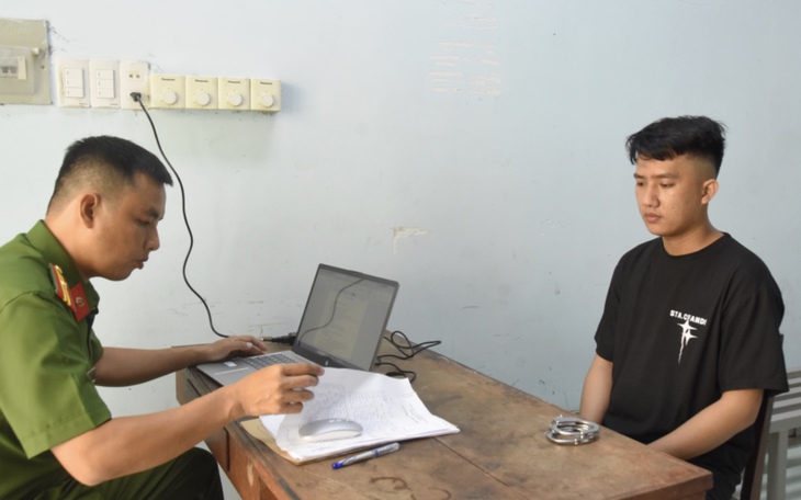 Sau khi đâm 'tình địch', chở bạn gái chạy trốn xuyên tỉnh- Ảnh 2.