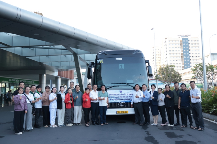 Gần 100 bác sĩ TPHCM mang theo 2.500 túi thuốc và các thiết bị y tế chi viện cho Đắk Lắk- Ảnh 5.