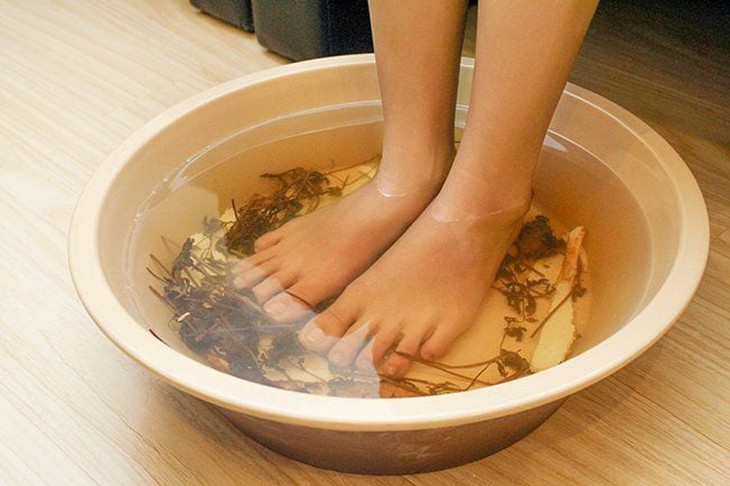 Ngâm chân nước nóng trước khi ngủ tốt như thế nào? | Vinmec