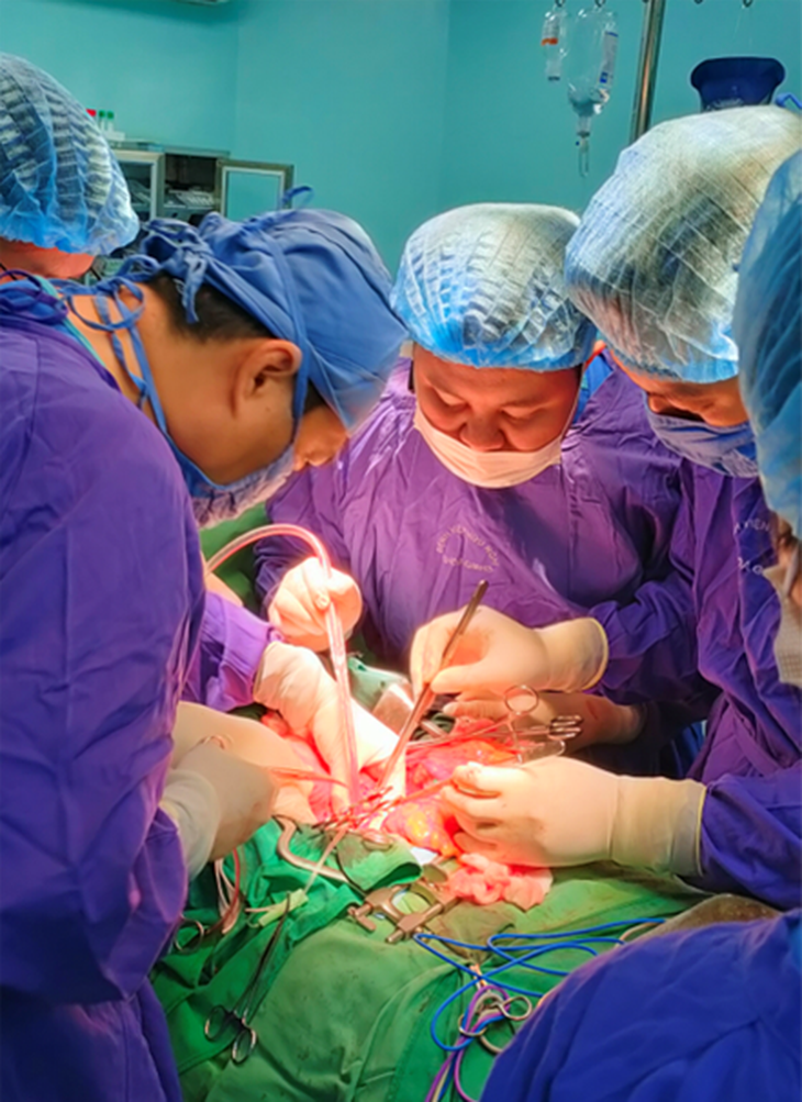 Cứu sống cụ ông 81 tuổi mắc ca bệnh kép siêu hiếm gặp, tỷ lệ chỉ 0,2%- Ảnh 2.