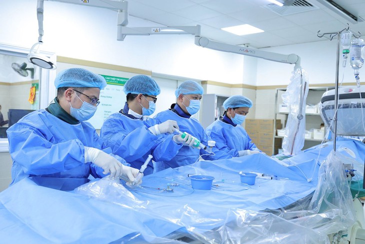 Bệnh viện Bạch Mai: Tiên phong ứng dụng công nghệ mới trong điều trị mạch vành vôi hóa phức tạp bằng bóng phá vôi nội mạch IVL cơ học sử dụng lực Hertz- Ảnh 2. Bệnh viện Bạch Mai: Tiên phong ứng dụng công nghệ mới trong điều trị mạch vành vôi hóa phức tạp bằng bóng phá vôi nội mạch IVL cơ học sử dụng lực Hertz- Ảnh 2.