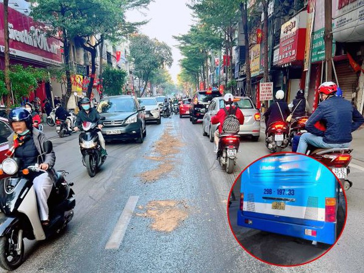 Hà Nội: Xử lý vết dầu loang dài gần 1 km trên đường Khâm Thiên trong giờ cao điểm- Ảnh 1. Hà Nội: Xử lý vết dầu loang dài gần 1 km trên đường Khâm Thiên trong giờ cao điểm- Ảnh 1.
