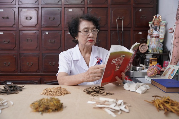 BS CKII Nguyễn Thị Nhuần: Người lưu giữ tinh hoa thuốc Nam trong chặng đường 15 năm thuốc dân tộc- Ảnh 3. BS CKII Nguyễn Thị Nhuần: Người lưu giữ tinh hoa thuốc Nam trong chặng đường 15 năm thuốc dân tộc- Ảnh 3.