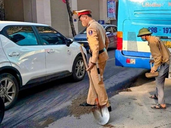 Hà Nội: Xử lý vết dầu loang dài gần 1 km trên đường Khâm Thiên trong giờ cao điểm- Ảnh 2. Hà Nội: Xử lý vết dầu loang dài gần 1 km trên đường Khâm Thiên trong giờ cao điểm- Ảnh 2.