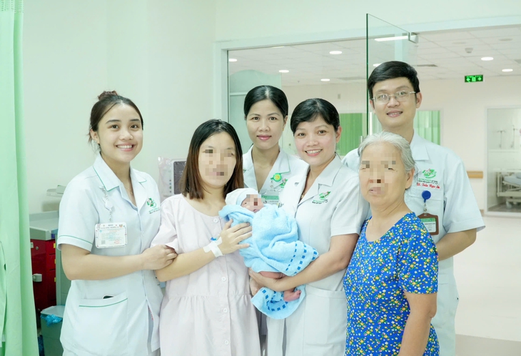Sản phụ vỡ tử cung tại đường sẹo cũ, thai nhi tràn ra ngoài- Ảnh 1. Sản phụ vỡ tử cung tại đường sẹo cũ, thai nhi tràn ra ngoài- Ảnh 1.