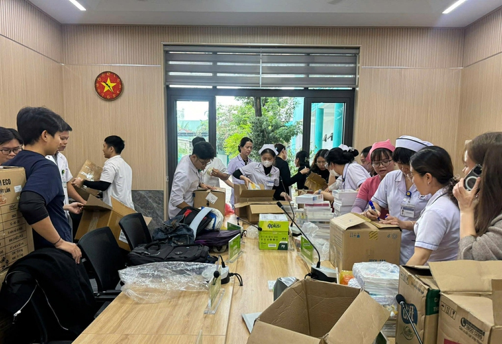 Vừa thoát cảnh cô lập, bệnh viện vùng lũ lập tức hướng về vùng thiên tai- Ảnh 1. Vừa thoát cảnh cô lập, bệnh viện vùng lũ lập tức hướng về vùng thiên tai- Ảnh 1.